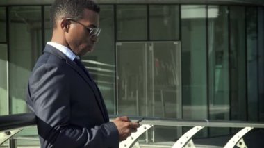 Cep telefonu kullanan bir iş adamı.