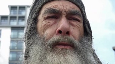 üzgün eski terk edilmiş adam