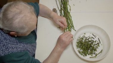 kuşkonmaz yaşlı kadın soyma