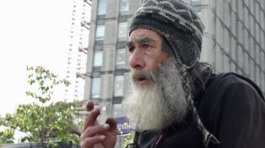 Sokakta yaşlı evsiz yasaktır