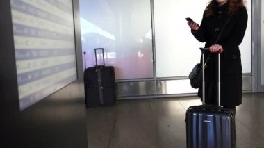 bekleme odasında duran kadın