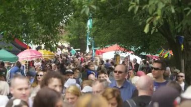 bir parkta insanlar kalabalık