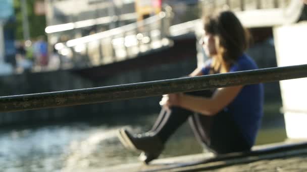 Triste femme regardant la rivière — Video