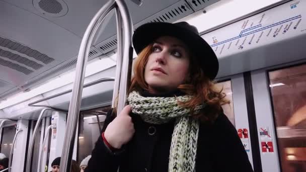 Metro arabadaki düşünceli genç kadın: ayakta, destek, el, dalgın — Stok video