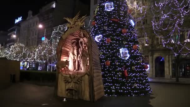 Decoratiuni de Craciun cu copaci si lumini in Praga — Videoclip de stoc