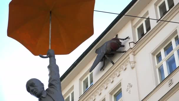 Lehká nejistota: Michal Trpak muže s deštníkem; Umění, Praha — Stock video