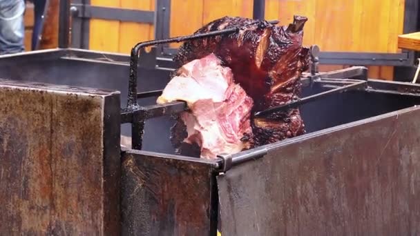 Плевок с мясом, которое готовится на углях и огонь: — стоковое видео