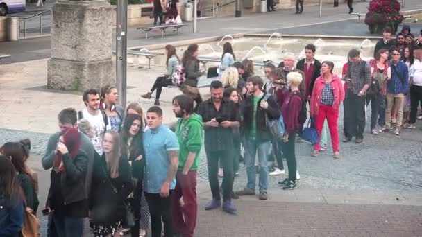 Группа людей, стоящих в очереди — стоковое видео