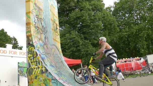 Biker führt Evolutionen auf Skateboard-Rampe aus — Stockvideo