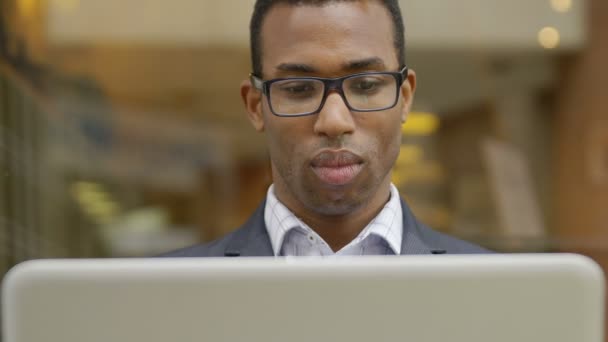 Businessman using laptop — Stock Video