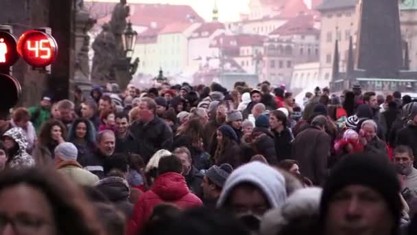 Mängden promenader i staden under vintern — Stockvideo