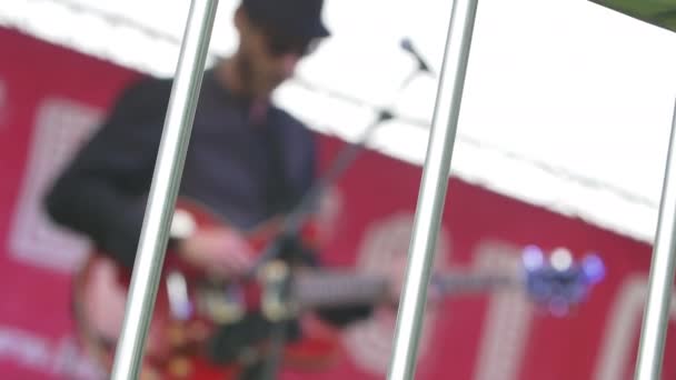 Guitarrista fuera de foco durante concierto de rock — Vídeo de stock