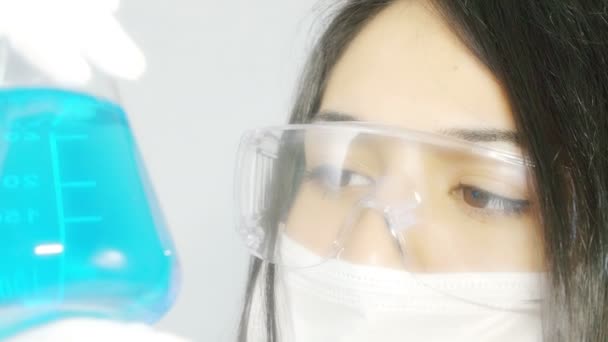 Biochemestry の研究室で働く女性 — ストック動画
