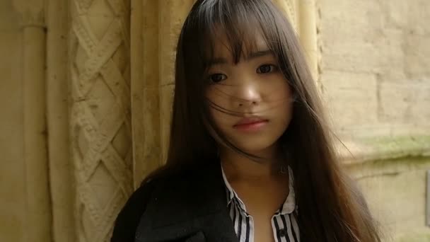 Genç bir Çinli kadın — Stok video