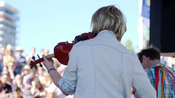 Unga kvinnliga violinist spelar på scenen av en konsert — Stockvideo