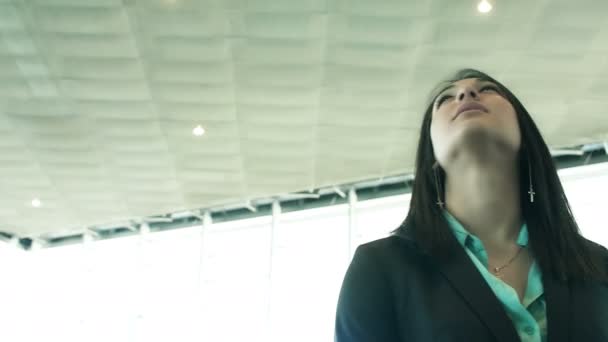 Mujer dentro de una gran estación de tren — Vídeos de Stock