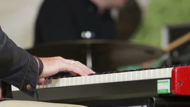 Игра на электронном пианино — стоковое видео