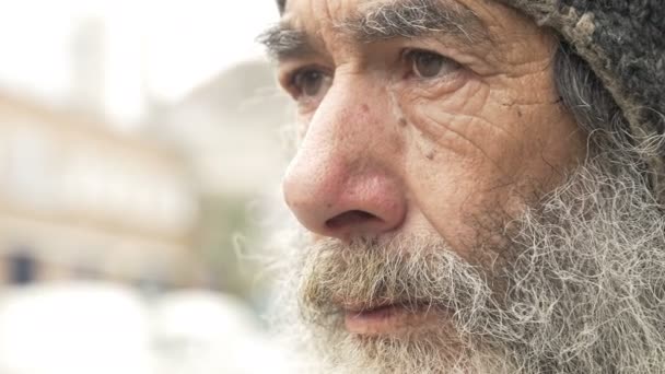 Людина на вулиці чекає на благодійність — стокове відео