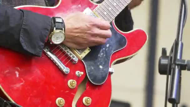 Guitarrista tocando la guitarra eléctrica — Vídeo de stock