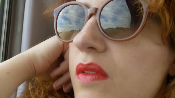 Femme voyageant dans le train — Video