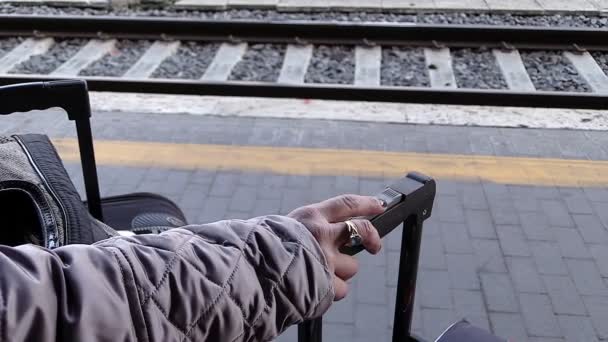 Mujer con equipaje esperando el tren — Vídeos de Stock