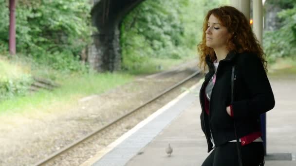 女人在等火车 — 图库视频影像