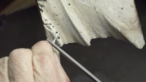 Gümüş haç üzerinde çalışma silversmith — Stok video