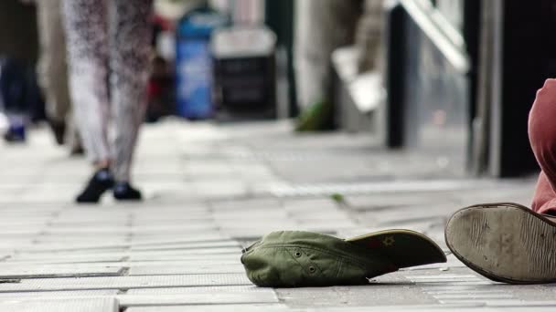Charitativní muž dává minci bezdomovce na ulici — Stock video