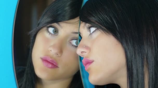 Mujer triste delante de un espejo — Vídeos de Stock