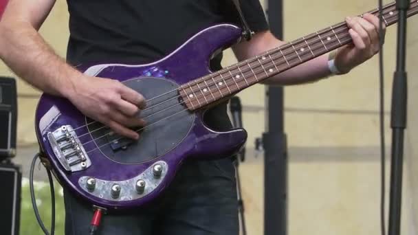 4 Saiten E-Bass-Gitarre — Stockvideo