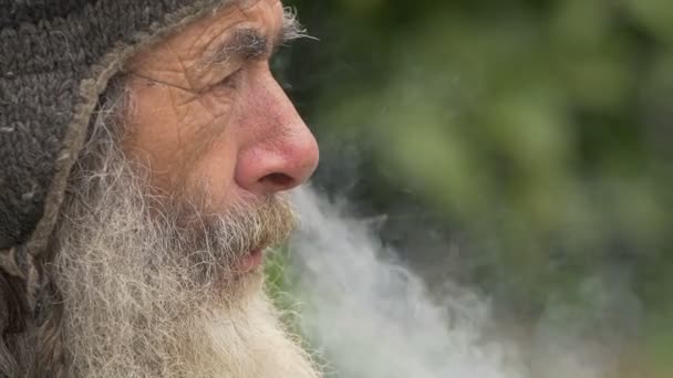 Homeless man smoking — Stock Video