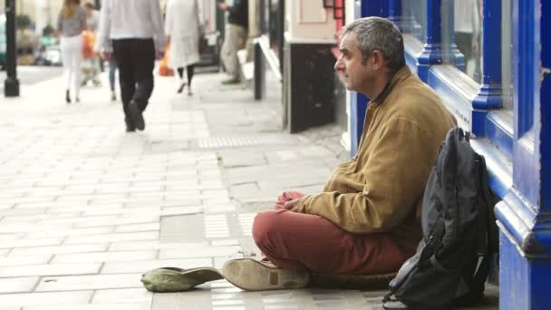 Hombre sin hogar viviendo en la calle — Vídeos de Stock