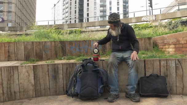 Echte Obdachlose trinken heißen Kaffee — Stockvideo