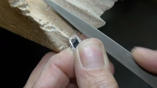 Bir yüzük şekillendirme silversmith — Stok video
