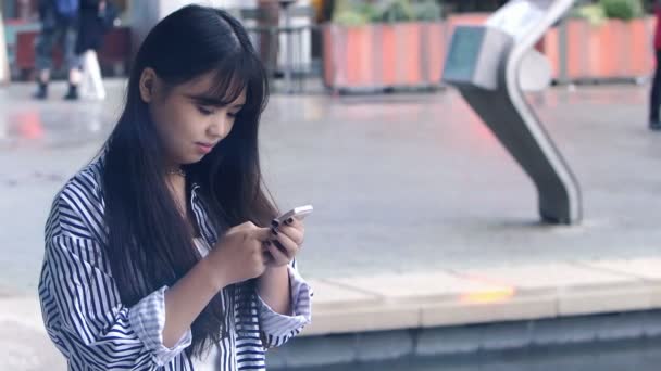 Mulher usando telefone celular — Vídeo de Stock