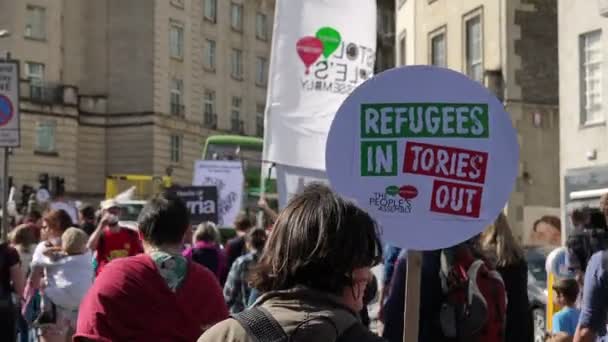 Марш за прием беженцев — стоковое видео