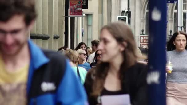 People in the city in the rush our — Stock video