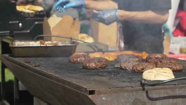 Grilling hamburger on open air — Stock Video