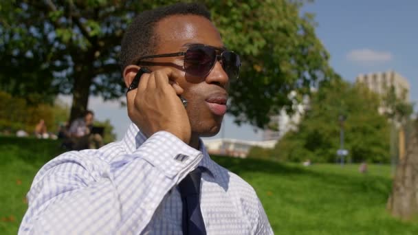 Businessman having a phone conversation — Stock Video