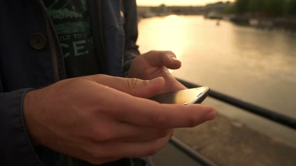 Hombre usando smartphone — Vídeos de Stock