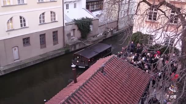 Βάρκα στον ποταμό Μολδάβα στην Πράγα, Τσεχική Δημοκρατία — Αρχείο Βίντεο