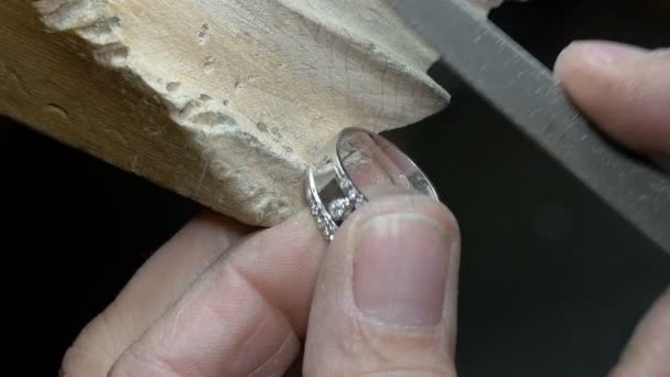 Goldsmith crée une bague en or — Video