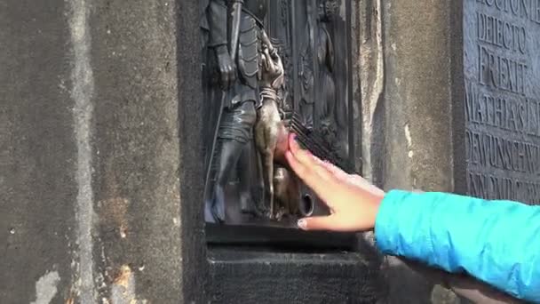 Pessoas tocando a estátua de São João de Nepomuk em Praga — Vídeo de Stock