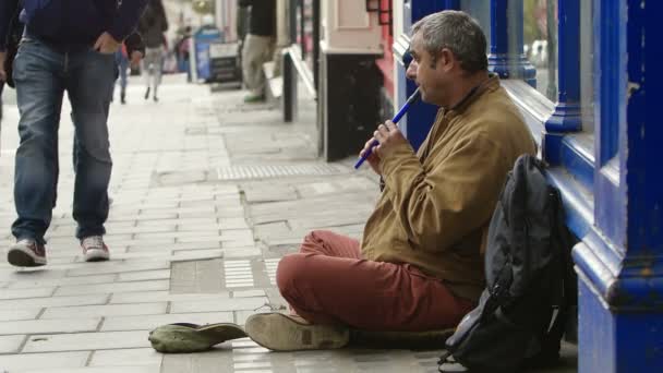 Charity Man dá moeda aos sem-teto na rua Bristol, Inglaterra, agosto de 2015 — Vídeo de Stock