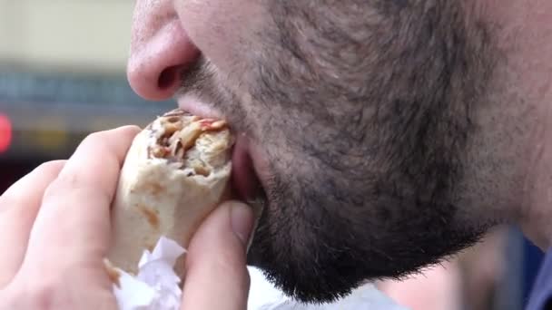 Erkek yeme sandviç — Stok video