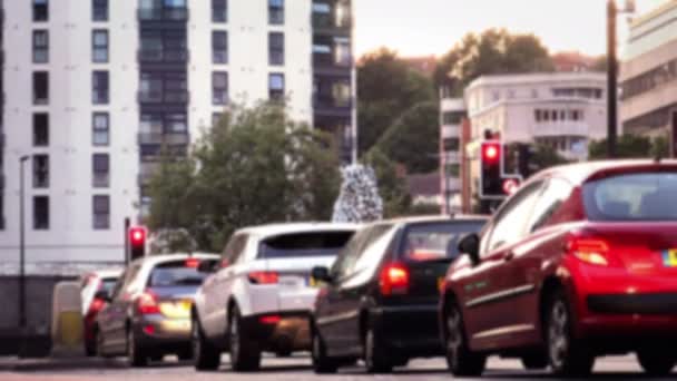 Tráfego na rua: apressar o nosso: pessoas voltando para casa com carros — Vídeo de Stock