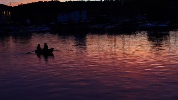 Romantic couple in rowing boat — Stock Video