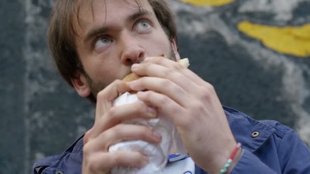 Joven comiendo kebab — Vídeos de Stock