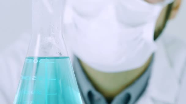 Vědecké experimenty v lékařské laboratoři — Stock video