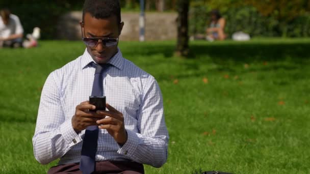 Geschäftsmann tippt Nachricht mit dem Handy — Stockvideo